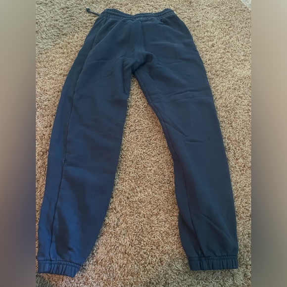 Aritzia TNA Cozy fleece boyfriend joggers - Picture 2 of 4